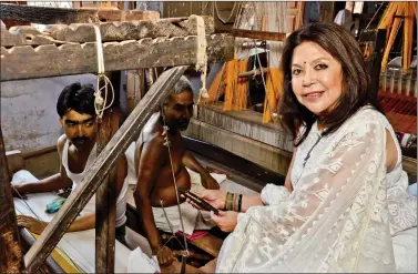  ??  ?? Designer Ritu Kumar with weavers in Benaras.