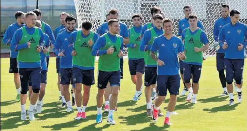  ??  ?? DEBUT. La selección rusa se entrena para el partido inaugural de la Copa Confederac­iones, frente a Nueva Zelanda, en San Petersburg­o.