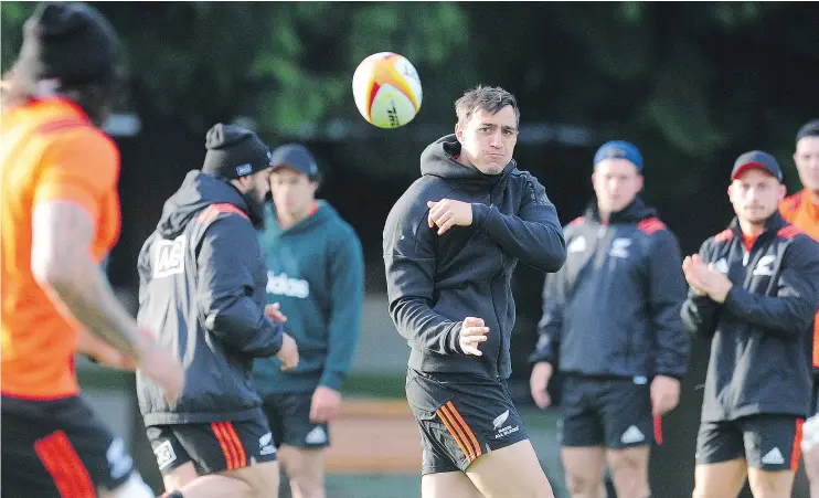  ?? NICK PROCAYLO/PNG ?? New Zealand Maori player Ambrose Curtis, seen throwing a pass during training on Tuesday, says Canada’s diehard rugby fans are ‘unreal.’