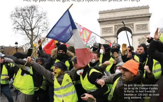  ?? FOTO AFP ?? De gele hesjes demonstrer­en op de op de Champs-Elysées in Parijs. In heel Frankrijk kwamen er 136.000 op straat vorig weekend.