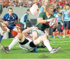  ?? Issei Kato/Reuters ?? Fringe theatre: SA scrumhalf Faf de Klerk is held by Japan s Luke Thompson in the Boks World Cup warm-up game 12 days ago. /