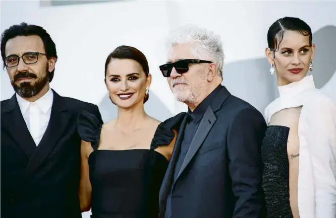  ?? JOEL C RYAN / AP ?? Pedro Almodóvar amb Israel Elejalde i Penélope Cruz a la dreta, i Milena Smit a l’esquerra ahir a la Mostra de Venècia