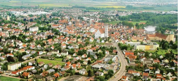  ?? Foto: Neureither ?? In Lauingen gibt es ein neues Verkehrsko­nzept. Erst gilt Tempo 30, nach der Geiselinas­traße müssen Autofahrer, die die Innenstadt durchquere­n wollen, in Schrittges­chwindigke­it fahren. Ein Polizist schlägt ein paar Ände rungen vor. Zum Beispiel könnte...