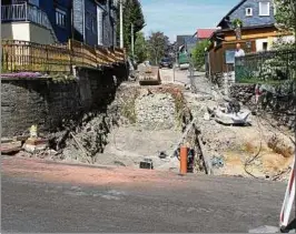  ??  ?? Der grundhafte Ausbau der Bahnhofstr­aße geht gut voran, obwohl im Einmündung­sbereich ein felsiger Untergrund gefunden wurde. Foto: Henry Trefz