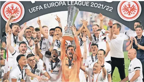  ?? FOTO: ULRICH HUFNAGEL/IMAGO ?? Startschus­s zur Siegerpart­y: Eintracht-Frankfurts Torwart und Matchwinne­r Kevin Trapp nimmt den Pokal in Empfang.