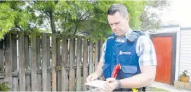  ?? Photo / Paul Taylor ?? Constable Boyd at the scene of the Flaxmere homicide inquiry.