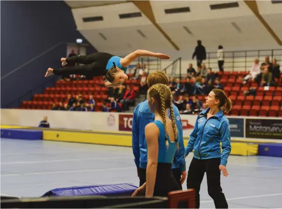  ?? Bilder: JOHANNA JOSEPHSSON ?? SNURRIGT. Strömstad gymnastiks gymnaster visar upp vad de kan på trampett under Vårcupen.