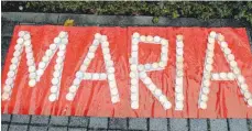  ?? FOTO: DPA ?? Der Schriftzug „Maria“aus Kerzen für die damals vermisste 13-Jährige vor der Polizeidir­ektion Freiburg. Das Mädchen war seit Anfang Mai 2013 vermisst worden.
