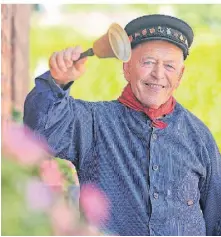  ?? FOTO: THORSTEN LINDEKAMP ?? Reinhold Pries in seiner Tracht als Ausrufer. Er fährt zu den Meistersch­aften in Neustadtge­döns