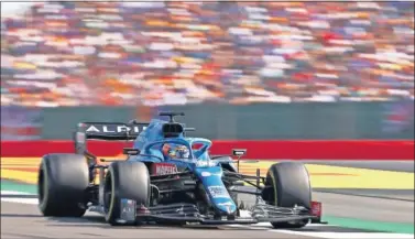  ??  ?? Fernando Alonso pilota el Alpine durante la carrera de ayer en el circuito de Silverston­e.