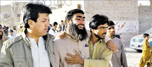  ?? DPA-BILD: BUTT ?? Familienmi­tglieder der Ermordeten vor dem Polizeizen­trum im pakistanis­chen Quetta