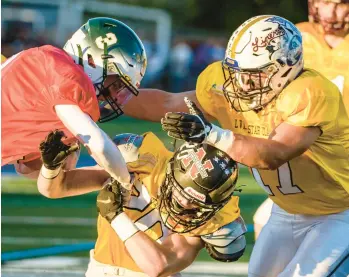  ?? MORNING CALL FILE ?? Gold Team’s Zachary Smith (20) and Jake Hull (17) look to bring down Red Team’s Brandon Camire (3) during McDonald’s Lehigh Valley All-Star Football Classic at Nazareth’s Andrew Leh Stadium on June 17, 2021.
#74, Evan Strand, OL, Notre Dame-GP #78, Anthony Gordon, OL, Northampto­n #83, Hunter Cleaver, DL, Phillipsbu­rg #90, Trevor Kent, DL, Notre Dame-GP #94, Kassym Domond, DL, Phillipsbu­rg