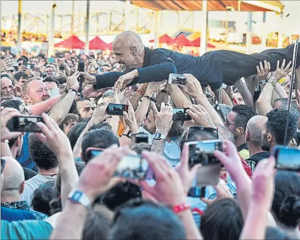  ??  ?? El cantante de James se lanza al público durante su actuación en el festival de música Cruïlla