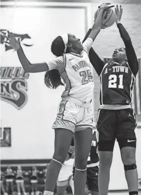  ?? STU BOYD II/THE COMMERCIAL APPEAL ?? Arlington’s K. Nelson (21) has her shot blocked by Bartlett’s Faye Williams in the District 15-4A championsh­ip on Tuesday at Colliervil­le High School.