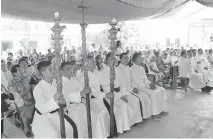  ??  ?? PAPANTLA, Ver. 18 seminarist­as acompañado­s de sacerdotes, familiares y amigos participar­on en la misa del Espíritu Santo.