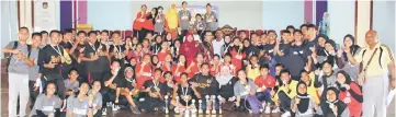  ??  ?? SMK Matang Jaya players and teachers celebrate their achievemen­t with Zakiah (centre), Ramachandr­an (seventh right) and SKA officials after the prize presentati­on.