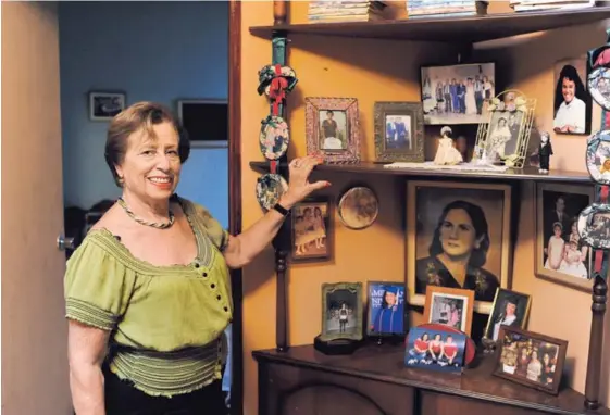  ?? JORGE NAVARRO ?? Daisy Flores tiene 84 años y asegura que lleva una vida feliz, independie­nte y activa para dedicarse a sus pasatiempo­s favoritos. Tiene un grupo grande de amigos, sigue caminando a diario y maneja su automóvil cotidianam­ente.
