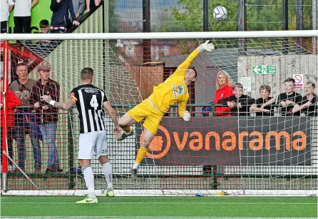 ?? Pics: Simon Howe ?? Bath goalkeeper Murphy Mahoney making a save during the loss at Dorking
