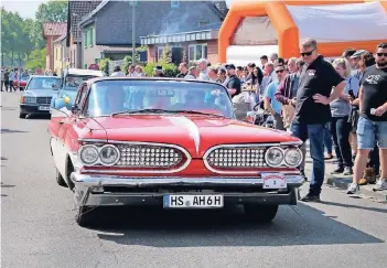  ?? RP-FOTO: RUTH KLAPPROTH ?? Vielfach bestaunt wurde auch dieser Pontiac Catalina, Baujahr 1959, den Alexander und Angelika Haasen aus Wassenberg bei der Rallye durch die Landschaft bewegten.