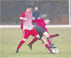  ??  ?? DK Raiders (pink) got the better of their joust against Stobswell, winning the six-goal encounter 4-2.