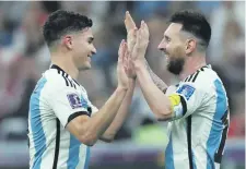  ?? ?? Julián Alvarez y Lionel Messi anotaron ayer ante Croacia y fijaron nuevas marcas en la historia de los Mundiales.