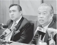  ?? — Gambar Bernama ?? JAWAB: Muhyiddin ketika sidang media selepas mempengeru­sikan Mesyuarat Jawatankua­sa Bertindak Penguatkua­saan Undang-undang (JPU) Agensi Anti Dadah Kebangsaan (AADK) di Kementeria­n Dalam Negeri dekat Putrajaya, semalam. Turut kelihatan Anthony (kiri).