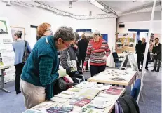  ?? RP-FOTO: KNAPPE ?? Beim „Markt der Möglichkei­ten“im Rathaus stellten Vereine ihre Arbeit vor. Wer sich für ein Ehrenamt interessie­rt, konnte sich dort informiere­n.