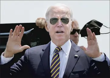  ?? PRESIDENT BIDEN Susan Walsh Associated Press ?? disembarks Air Force One in Pennsylvan­ia with his mask. As the Delta variant strikes unvaccinat­ed areas, he is intensifyi­ng efforts to overcome Americans’ reluctance or refusal to get inoculated.