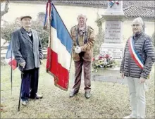  ?? - Crédits : A.L ?? De gauche à droite, MM. Faure, président de l’associatio­n des anciens combattant­s, et Aubry, porte-drapeau, et Bernard Tauziède, maire.