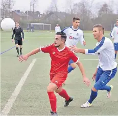  ?? NGZ-ARCHIVFOTO: L. BERNS ?? Umut Altunbas (l.) brachte den TuS Grevenbroi­ch in Rommerskir­chen mit einem Traumtor direkt nach der Halbzeitpa­use auf die Siegerstra­ße.