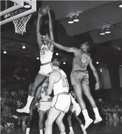  ?? AP FILE ?? Willie Naulls (6), then with the New York Knicks, defends as Wilt Chamberlai­n goes up to score in an NBA game in October 1962 in San Francisco.