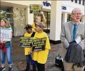  ?? PATRICIA SULLIVAN / WASHINGTON POST ?? Demonstrat­ors object to the planned closure of the Social Security office in Arlington, Va., on Thursday. Officials say the closure is because of an expiring lease.