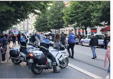  ?? (Photos Antoine Louchez) ?? Les forces de l’ordre ont tenté de mettre un terme à cette séance de dédicace qui virait au trouble à l’ordre public.