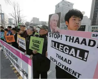  ?? Ahn Young-joon/Associated Press ?? Sul-coreanos protestam contra visita do secretário de Estado dos EUA, Rex Tillerson, em Seul