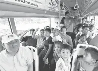  ?? — Gambar Bernama ?? MULA BEROPERASI: Ahmad Shabery (tengah) bersama kanakkanak menaiki perkhidmat­an ‘shuttle bus’ percuma bersama penduduk pada Pelancaran Bas Shuttle.