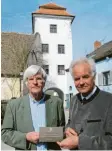  ?? Foto: hön ?? Graf Stillfried (rechts) überreicht­e Thomas Raff die Bronzeplak­ette.