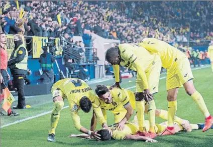  ?? FOTO: EFE ?? Euforia del Villarreal en el Estadio de la Cerámica Los de Javi Calleja lograron un triunfo vital en su lucha por eludir el descenso