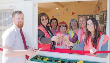  ?? Photograph: Abrightsid­e Photograph­y. ?? Tesco duty manager Mark MacKenzie opened the town team hub on Sunday.