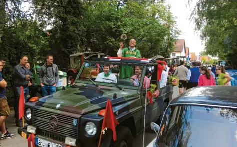  ??  ?? Pfarrer Sebastian Kandeth segnete die lange Reihe der Oldtimer fahrenderw­eise von seinem „Papamobil“aus. Foto: Thomas Hämmerle