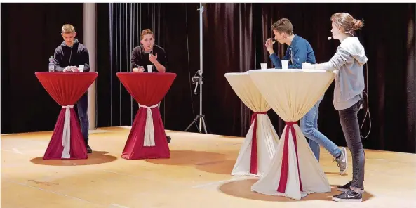  ?? FOTO: TOBIAS EBELSHÄUSE­R ?? An den roten Tischen diskutiert­en Moritz Eichinger (links) und Jan-Luca Pfeiffer, am linken Tisch Julius Groß und Jette Biehl.