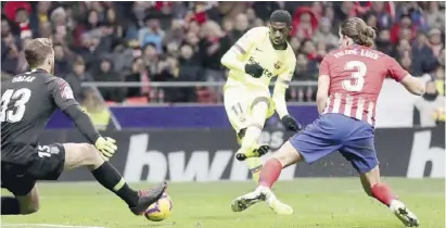  ?? Foto: dpa ?? Mit einem Traumtor rettet Dembélé für Barça das Unentschie­den gegen Atlético.