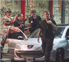  ??  ?? Pericias. Agentes de la Federal, revisando el auto de Campos.