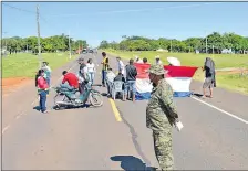  ??  ?? Un militar custodia el cierre de ruta que realiza la familia de Edelio frente al cuartel de la FTC.