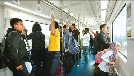  ?? MUHAMAD ALI/JAWAPOS ?? AKSES CEPAT: Penumpang menjajal skytrain seusai peresmian di Terminal 3 Bandara SoekarnoHa­tta, Tangerang, kemarin (17/9). Kereta tanpa masinis ini melayani penumpang dari Terminal 2 menuju Terminal 3 dan sebaliknya. Foto bawah, Muhammad Awaluddin...