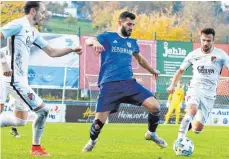  ?? FOTO: ELKE OBSER ?? Burhan Soyudogru (Mitte) bereitete bei seinem Comeback für den FV Ravensburg gegen den TSV Ilshofen (links Lukas Liebert, rechts Ralf Kettemann) einen Treffer vor.