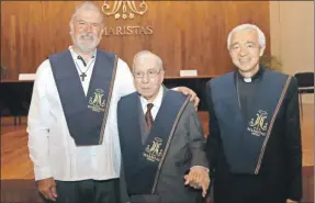  ?? ?? El hermano marista Pablo Hernández García (al centro) recibió el doctorado Honoris Causa de la Universida­d Marista de Mérida en mayo de 2022, en una ceremonia en el auditorio que lleva su nombre en la casa de estudios. Con él recibieron la distinción el arzobispo de Xalapa, monseñor Jorge Carlos Patrón Wong, y el hermano marista Manuel Franco Jáuregui. El acto fue en el marco del 25o. aniversari­o de la institució­n