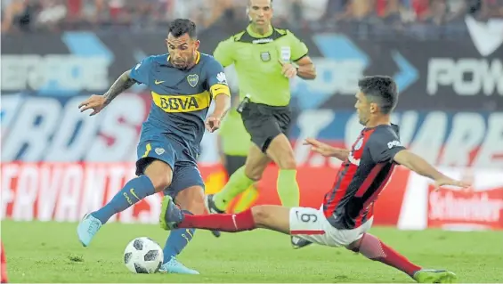  ?? JORGE SANCHEZ ?? Apache. Tevez engancha frente a Caruzzo en el empate ante San Lorenzo del domingo que terminó envuelto en polémicas.