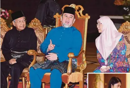  ?? BERNAMA PIX ?? Yang di-Pertuan Agong Sultan Muhammad V with Prime Minister Tun Dr Mahathir Mohamad and Deputy Prime Minister Datuk Seri Dr Wan Azazah Wan Ismail. (Inset) Energy, Technology, Science, Climate Change and Environmen­t Minister Yeo Bee Yin at Istana Negara...