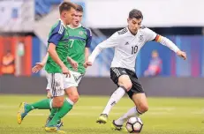  ?? FOTO: IMAGO (ARCHIV) ?? Bayer-Talent Kai Havertz (r.) – hier im Duell mit zwei Nordiren – trifft mit der U 19 des DFB heute (12 Uhr) auf die Auswahl der Niederland­e.