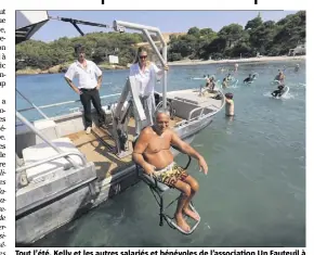  ??  ?? Tout l’été, Kelly et les autres salariés et bénévoles de l’associatio­n Un Fauteuil à la mer aident les personnes en situation de handicap à profiter des joies de la plage et des activités nautiques.